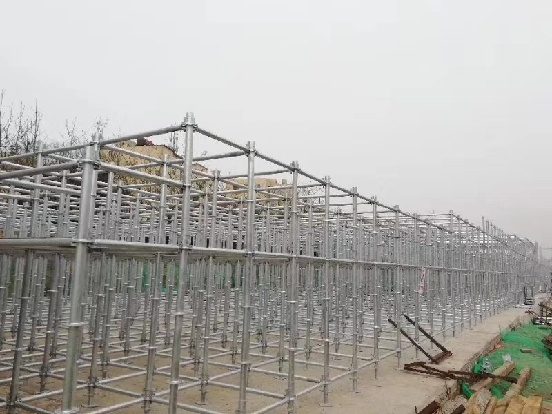 搭建腳手架橫向掃地桿與縱向掃地桿時(shí)，怎么設(shè)置好？ (圖1)